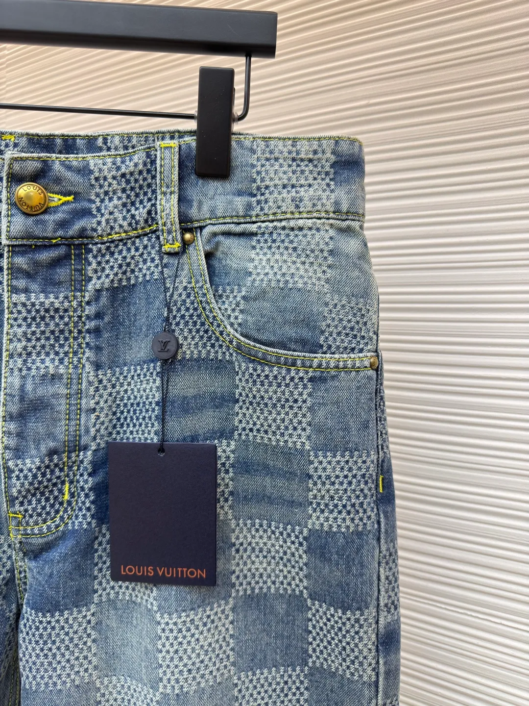 LOUIS VUITTON wide-leg checkerboard denim trousers ●Authentic product: purchased and developed at 15700 ●Item number: 1680096-B95 ●Fabric: denim fabric ●Technology: yarn-dyed jacquard ●Version: fitted version ●Size: 28-30-32-34-36 ●Weight: about 815g ●Description: Both the front and back panels have the brand's iconic embroidered LOGO, and the front panel is decorated with a checkerboard pattern, plus the brand's English embroidery. The back embroidery uses 3D three-dimensional embroidery, with a total stitch count of 23,800. The zipper is electroplated in an aged brass color, and the pull tabs are in an electroplated aged brass color. The overall wiring is straight and delicate, the fabric is comfortable and soft, and the color is consistent without color difference. It can be matched with the same style to create a fashionable look and control various occasions. Customized accessories, complete with three standards, same style for men and women!